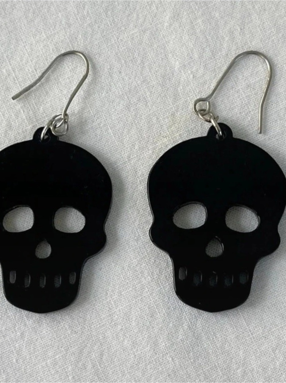 Halloween Black Skull Acrylic Dangle Jewelry Earrings Silver Tone Fishhook
Wires